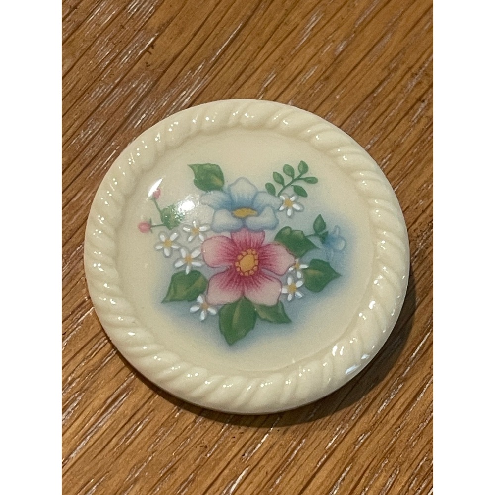 00103 - Avon Floral‎ Bouquet Porcelain Brooch Vintage Basket Weave Pin 1984